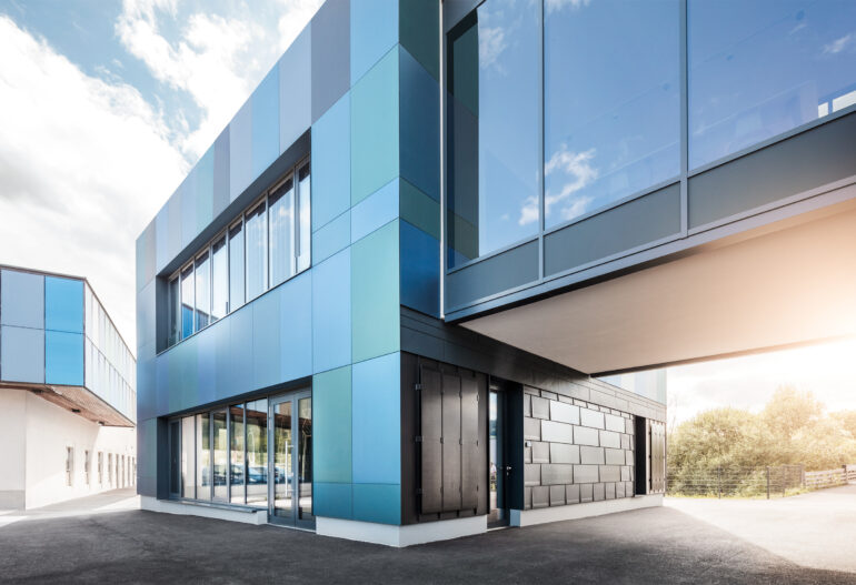 Photovoltaik Fassade am Sonnenkraft Campus (c) PrefaCroceundWir