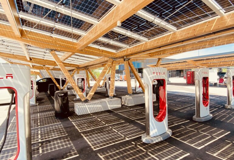 tesla Ladestationen am Sonnenkraft Campus